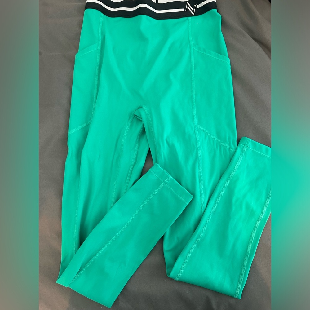 High waisted center
Extra wide double layer waistband
76% Nylon 24% spandex
